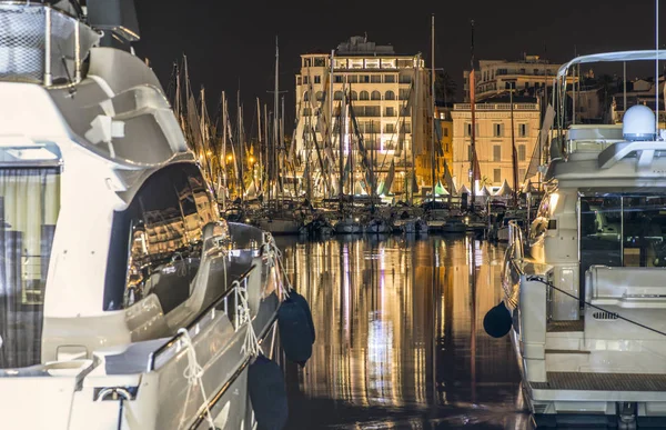 Yates en la bahía de Cannes por la noche — Foto de Stock