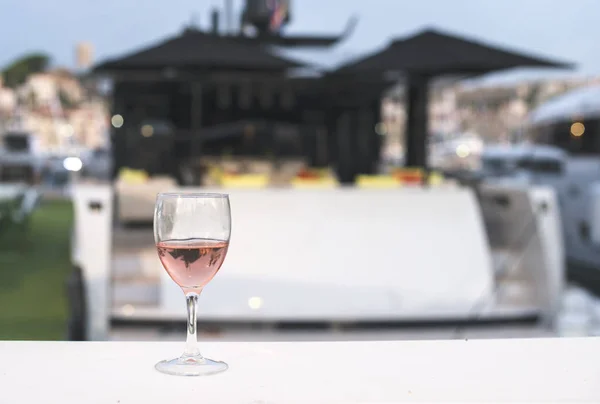 Verre de vin et un yacht — Photo