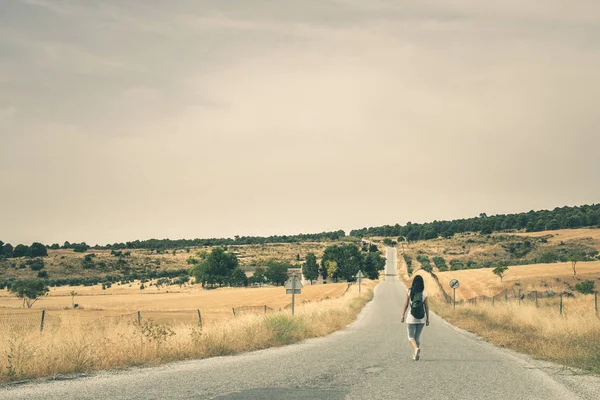 Mujer caminando en el camino —  Fotos de Stock