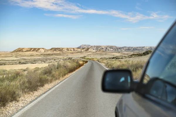 Carro turístico e estrada de terra — Fotografia de Stock