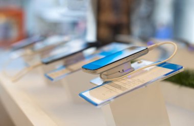 Akıllı telefonlar telekomünikasyon dükkanda.