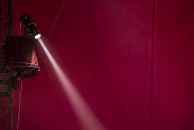  İlgi odağı ve kırmızı arka plan