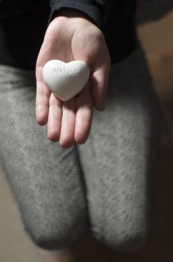 Kadın tut elinde kalp. 