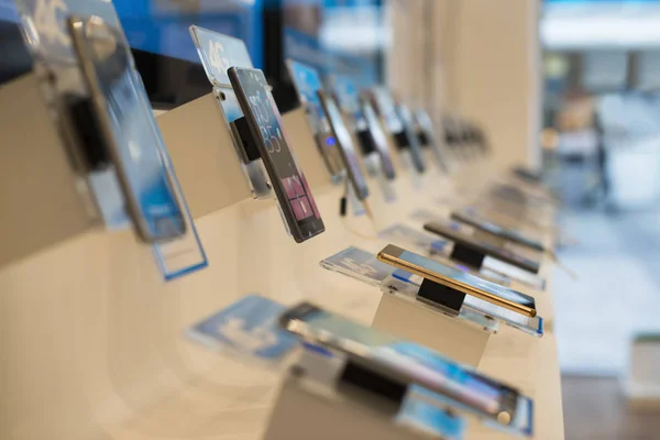 Smartphones in de telecommunicatie winkel. Rechtenvrije Stockfoto's