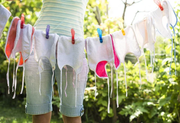 Çamaşırhane üzerinde bebek Önlükler — Stok fotoğraf