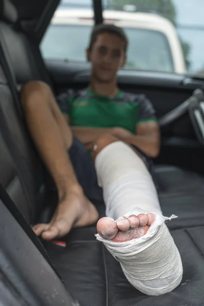 Αγόρι έχει σπασμένο πόδι — Φωτογραφία Αρχείου