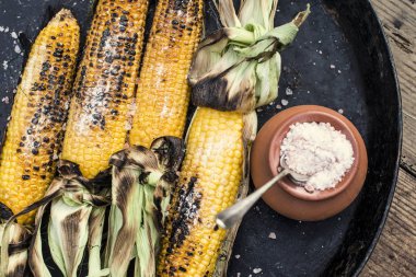 Kavrulmuş mısır ızgara ve kil lazımlık