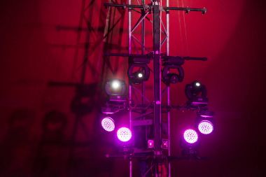 Sahne Alanı'nda mor ışıklar