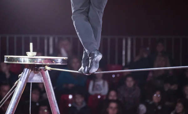 Bijgesneden afbeelding van ropewalker — Stockfoto