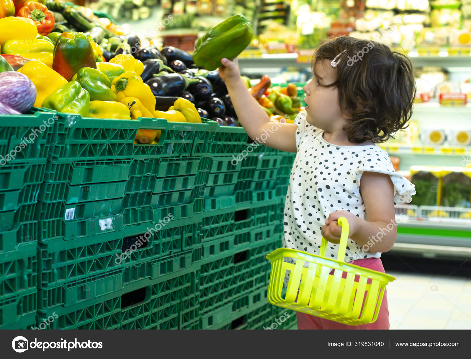Poivrons pour enfants au supermarché. Concept d'achat de fruits image libre  de droit par deyangeorgiev2 © #319831040