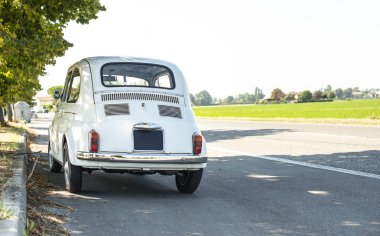 Sokakta küçük, beyaz bir araba. Kimse yok.. 