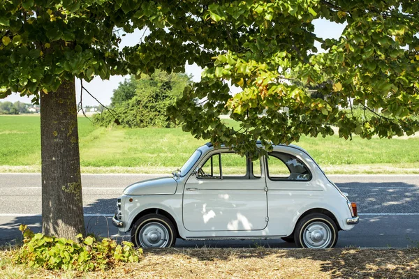 Weißer Kleinwagen auf der Straße. keine Menschen. — Stockfoto