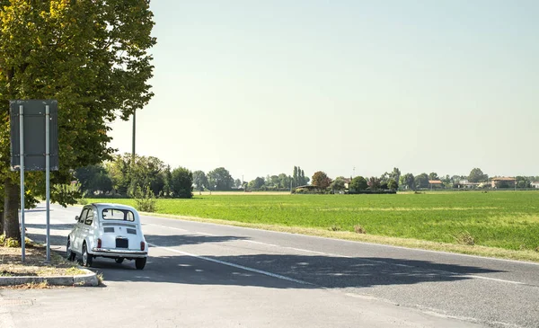 Weißer Kleinwagen auf der Straße. keine Menschen. — Stockfoto