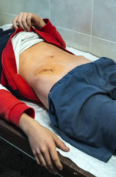 Fiatal tinédzser fiú kórházban. A sebészi beavatkozás fogantatása. — Stock Fotó