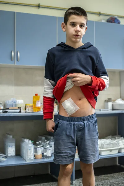 Genç çocuk hastanede. Ameliyattan alınan yaralar için kavram. — Stok fotoğraf