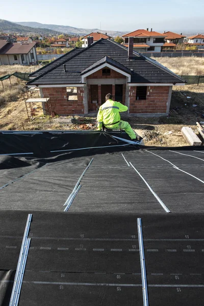 지붕을 수리하고 짓는 일. 지붕에 대한 개념 , N. — 스톡 사진