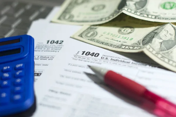 Seasonhorizontal yan görünüm bir ofis dizüstü bilgisayar, bir vintage hesap makinesi bir hatırlatma olarak gelir vergisi beyannamesi formdaki metalik bir kalem ile vergi