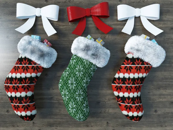 3D καθιστούν ένα όμορφο κόκκινο και το πράσινο Χριστούγεννα κάλτσες με κορδέλες σε φόντο ξύλινη — Φωτογραφία Αρχείου