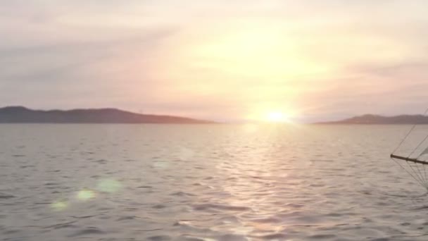 Nave che naviga in mare mosso da vicino sullo sfondo del tramonto — Video Stock