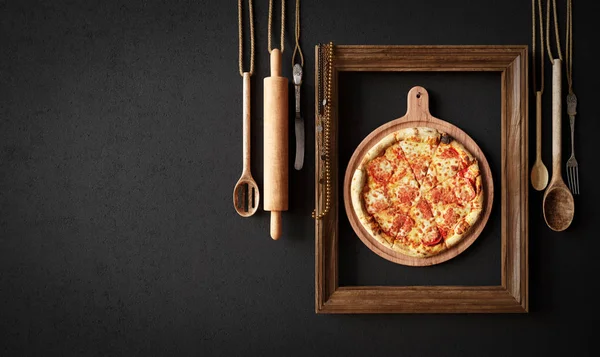 Rebanada de pizza caliente con herramientas de cocina y concepto de marco foto de cerca —  Fotos de Stock