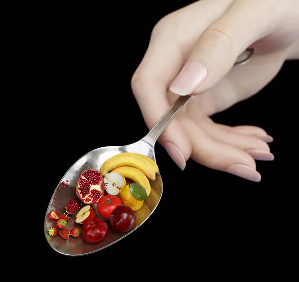 Mujer mano celebración cuchara con frutas en aislado negro concepto de dieta foto de cerca —  Fotos de Stock