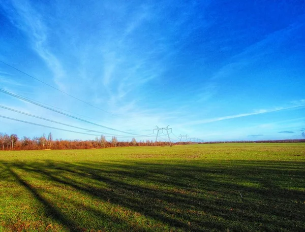 Ασυνήθιστα Ζεστός Χειμώνας Μπλε Ουρανός Υποστήριξη Μετάδοσης Ισχύος Πράσινο Πεδίο — Φωτογραφία Αρχείου
