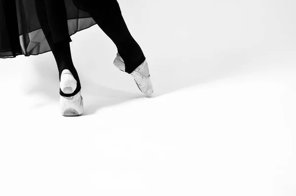 Balet beyaz bir arka plan üzerinde siyah beyaz fotoğraf — Stok fotoğraf