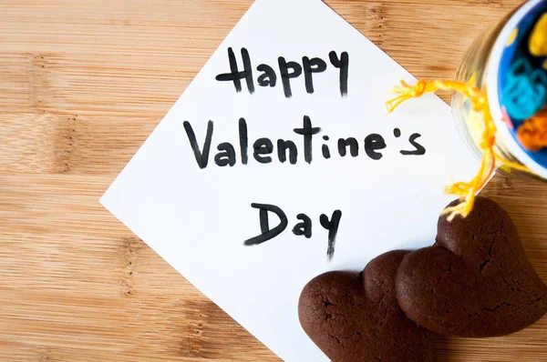 Sevgililer günü kartı iki çikolata kalp şeklinde kurabiye ile görüntülenen