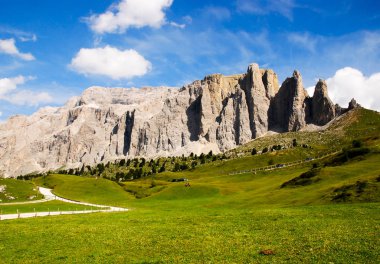 Mavi gökyüzü arka plan üzerinde İtalya dolomites dağlarının görünümü