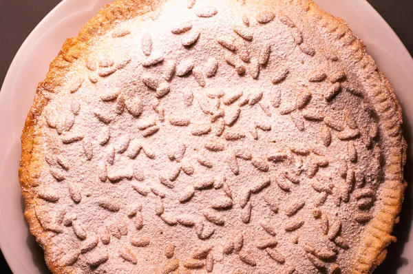 Italienischer Kuchen mit Pinienkernen, bekannt als torta della nonna — Stockfoto