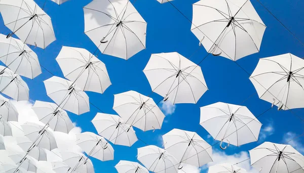 mavi gökyüzü arka planda beyaz şemsiyeler dokusu