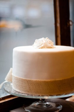 bir pencerenin önünde beyaz pasta