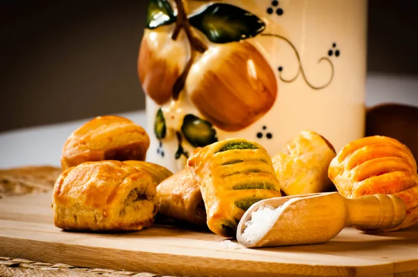 tuzlu aperatif dekore edilmiş bir kavanoz ve bir tahta kaşık tuz ile görüntülenen