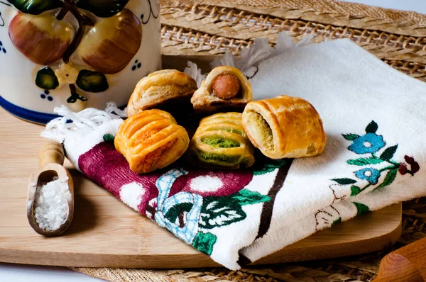 tuzlu aperatif dekore edilmiş bir kavanoz ve bir tahta kaşık tuz ile görüntülenen