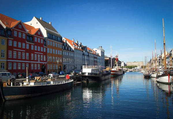 Kopenhag binalar, nehirde bir mavi gökyüzü arka plan üzerinde renkli