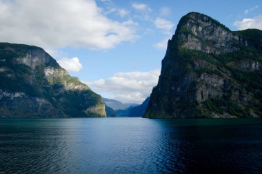 bulutlar arka plan ile AdBlue gökyüzünde Norveç 'te Gudvangen fiyort