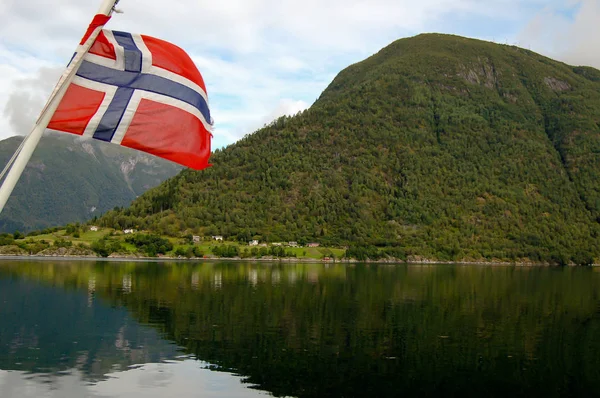 bir feribot bir fiyort yelken Norveç bayrağı
