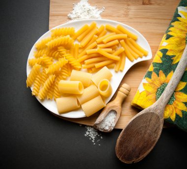 İtalyan makarna beyaz bir plaka üzerinde üç tür