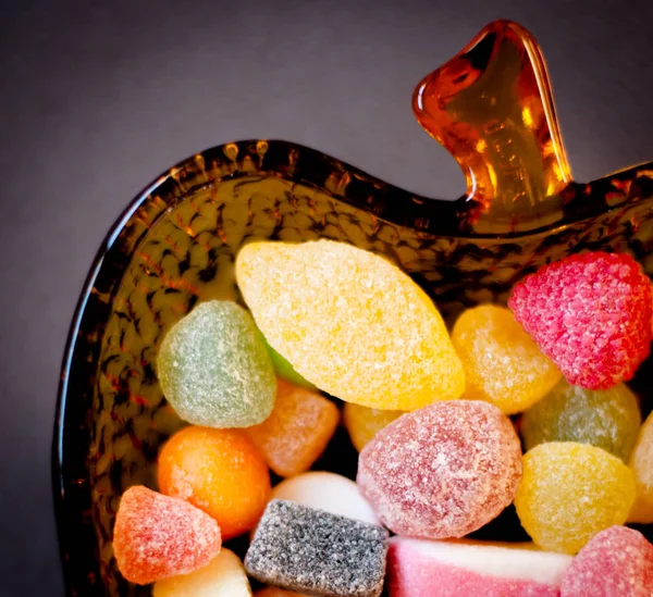 Farbige Bonbons in einer apfelförmigen Schüssel — Stockfoto