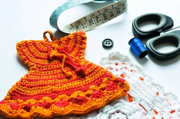 makas, mezura ve renkli biriktiricileri yanında pot sahipleri el örgü