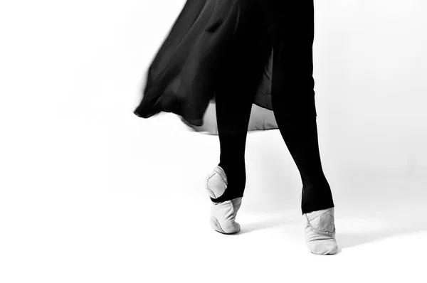 Czarno-białe zdjęcie tancerz na białym tle — Zdjęcie stockowe