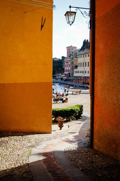 Kleine Gasse zum Hafen von Portofino in Genua-Ligurien — Stockfoto