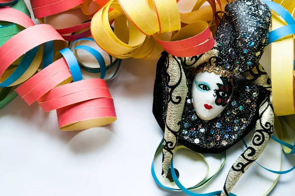 renkli flamalar ortasında karnaval maskesi