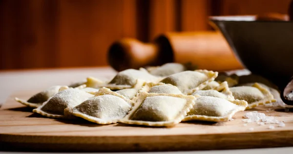 Italiaanse huisgemaakte ravioli — Stockfoto