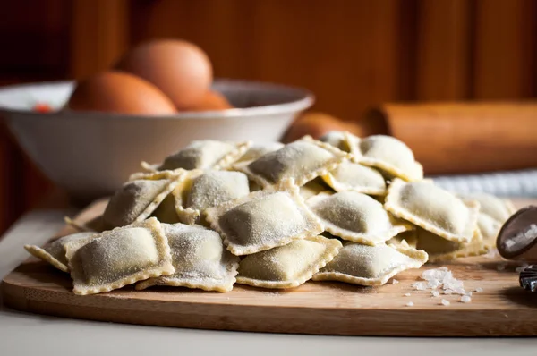 Italienska hemgjorda ravioli — Stockfoto