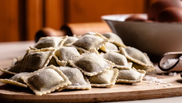 Italienska hemgjorda ravioli — Stockfoto