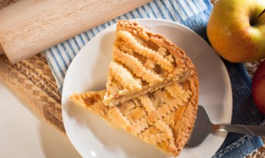 ev yapımı elma tart beyaz bir plaka üzerinde