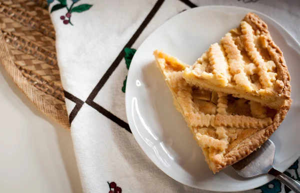 Tarta de manzana hecha en casa en un plato blanco — Foto de Stock