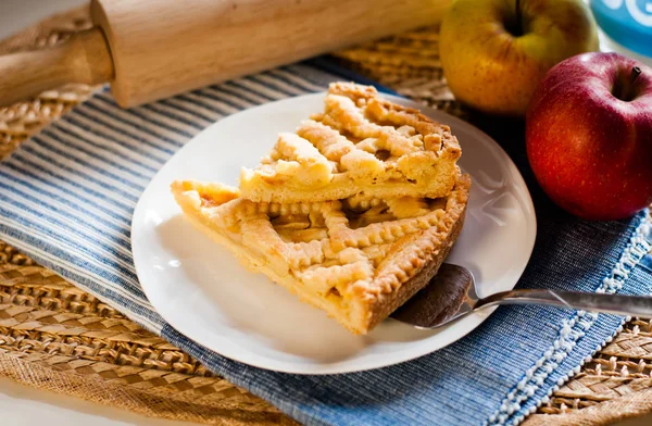 ev yapımı elma tart beyaz bir plaka üzerinde