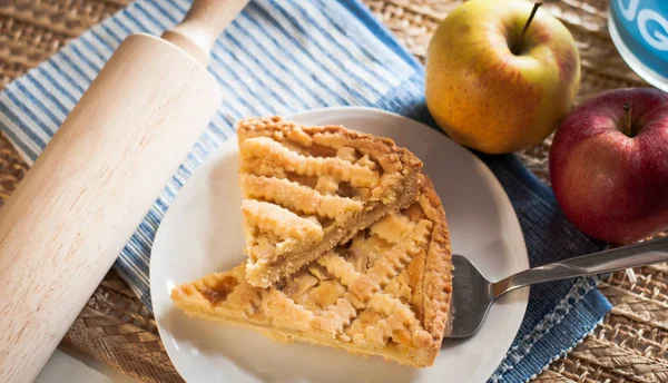 Tarta de manzana hecha en casa en un plato blanco —  Fotos de Stock